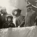 Kong Haakon og Dronning Maud på Kongetribunen i 1910. Fotograf: Ukjent, De kongelige samlinger
